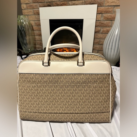 Michael Kors NWT large weekend travel bag. Beautiful Miami style bag so cute - Picture 6 of 16